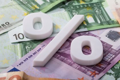 Foto: Prozentzeichen auf Geldscheinen